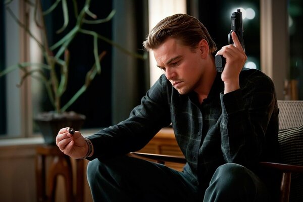 L attore Leonardo DiCaprio con una pistola
