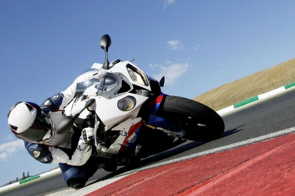 Motorrad bmw s 1000 rr beim Abbiegen