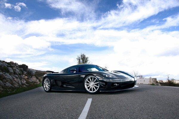 Hermoso coche contra el cielo de la carretera