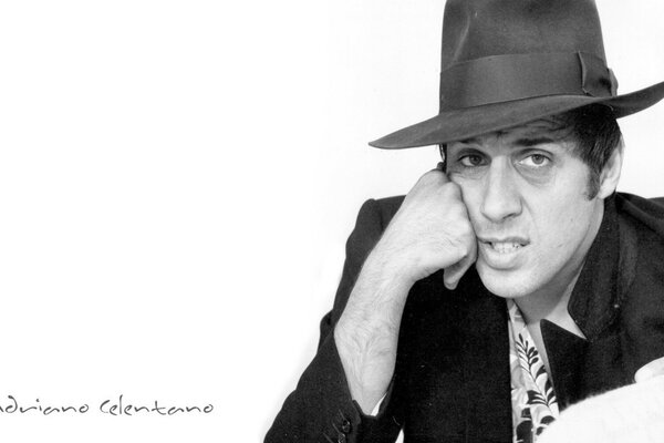 Beliebter Schauspieler Adriano Celentano trägt einen breitkrempigen Hut