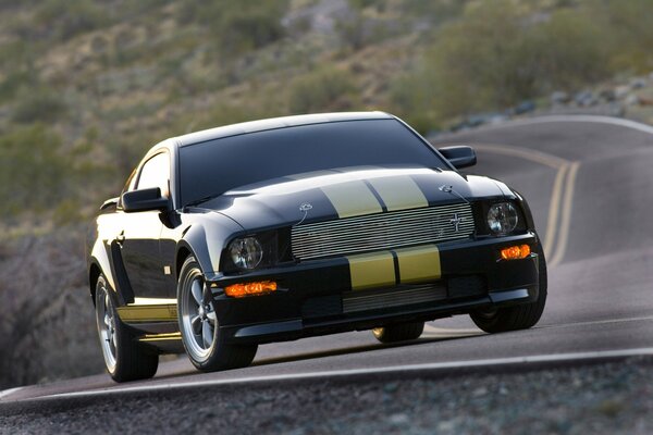 Voiture Ford Mustang Shelby sur la route