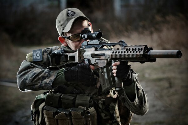 Soldat en uniforme avec des armes sur la fabrication