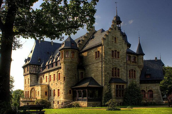 Un castillo con un hermoso césped frente a él