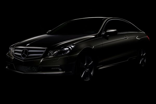 Black Mercedes-benz e-class coupe