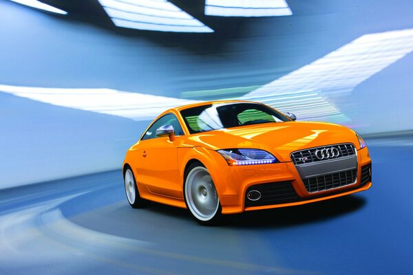 Orange Audi auf hellblauem Hintergrund