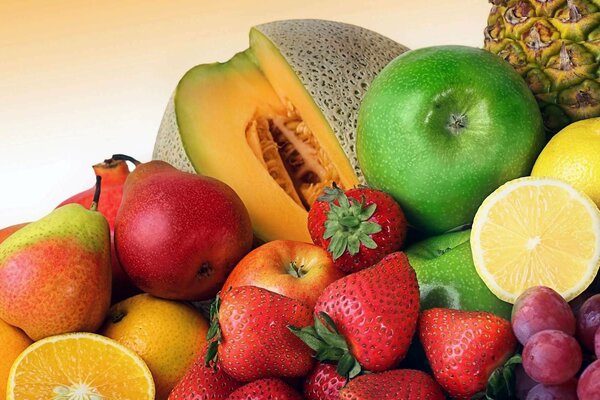 Assortiment de fruits: fraises, citron, raisins, poires, oranges, pommes, fruits de la passion