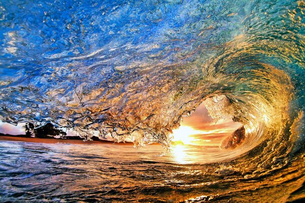 Una ola arremolinada en el fondo de la puesta de sol