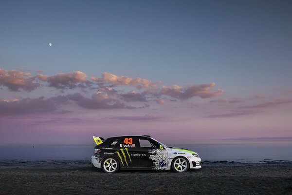 Subaru impreza sullo sfondo del cielo serale