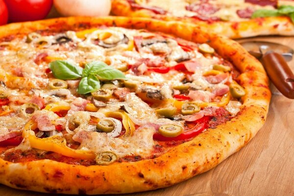 Итальянская вкусная пицца с оливками