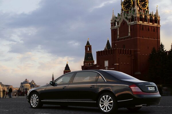 Maybach 62 стоит на красной площади возле кремля