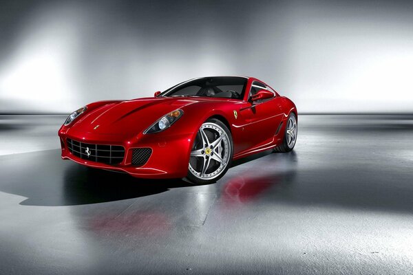 Ein heller saftiger Ferrari auf einem verblassten Hintergrund. Kontrast