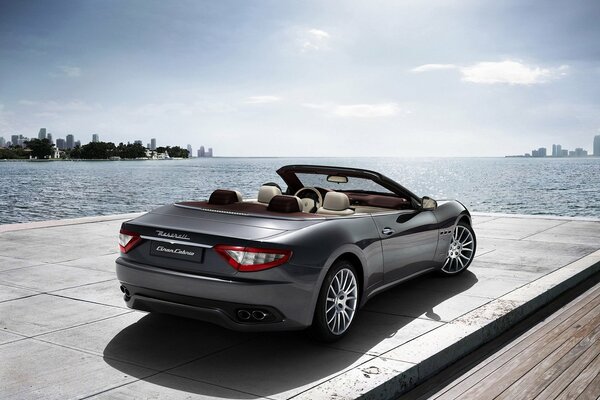 Maserati grandcabrio in Grau am Ufer