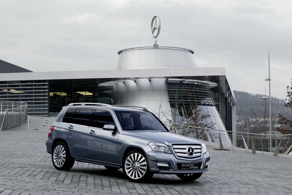 Mercedes híbrido gris en la tienda oficial con emblema