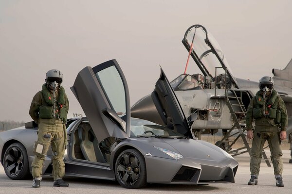 Военные пилоты стоят около Lamborghini