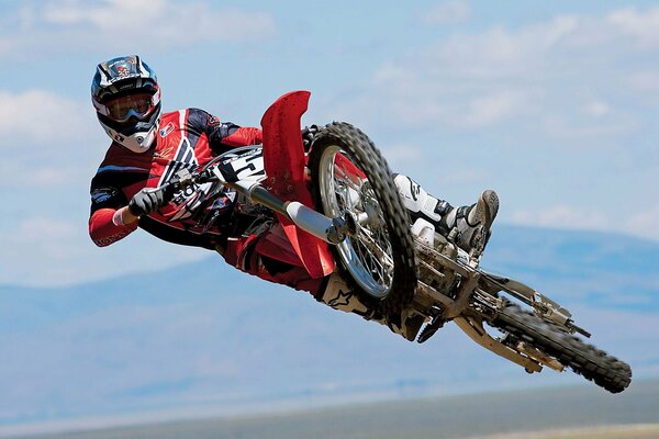 Motociclista realiza salto en moto