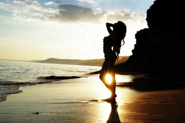 Chica al atardecer en la playa