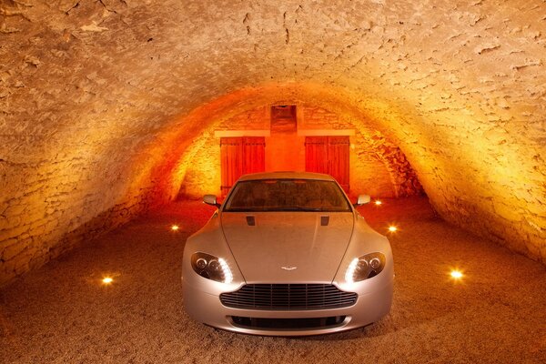 Aston Martin en el sótano con iluminación