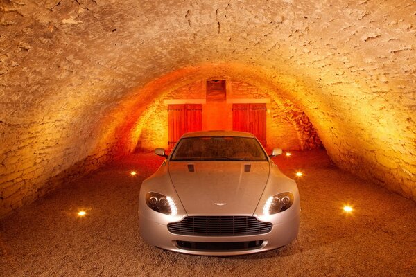 Aston Martin in cantina con illuminazione