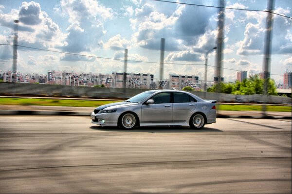 Honda Accord mit Geschwindigkeit auf der Straße