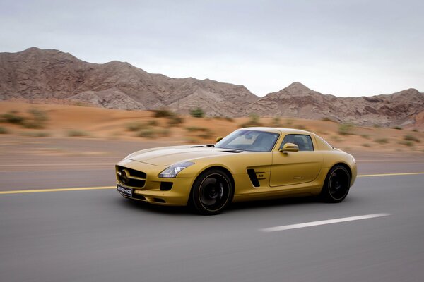 Желтый Mercedes-benz sls amg на скорости
