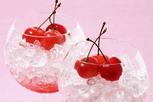 Verre de glace et de cerise