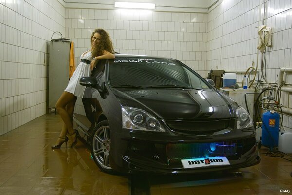 Fille et voiture Honda dans le garage