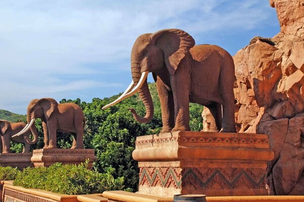 Posągi słoni są brązowe na cokołach