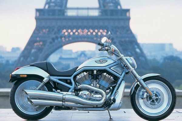 Lassen Sie sich von Ihrem Traum inspirieren -Harley davidson ist so mächtig wie der Eiffelturm in Paris