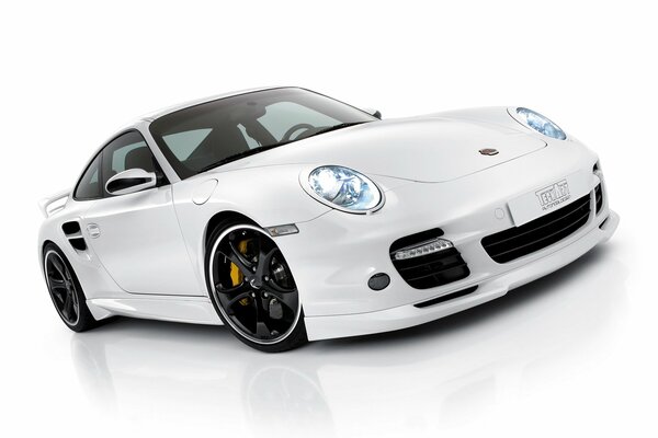 Porsche blanco sobre fondo blanco