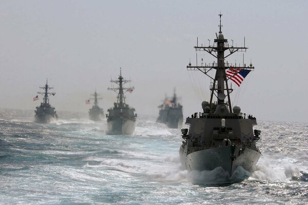 Военные корабли плывут по морю