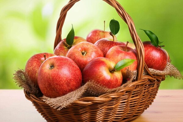 Pommes rouges dans le panier sur la table