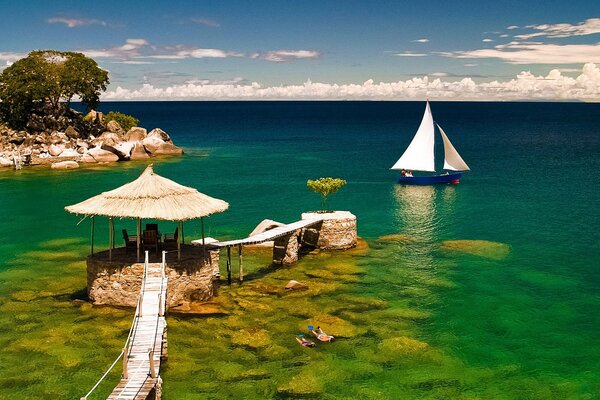 Velero blanco cerca de las islas en el océano