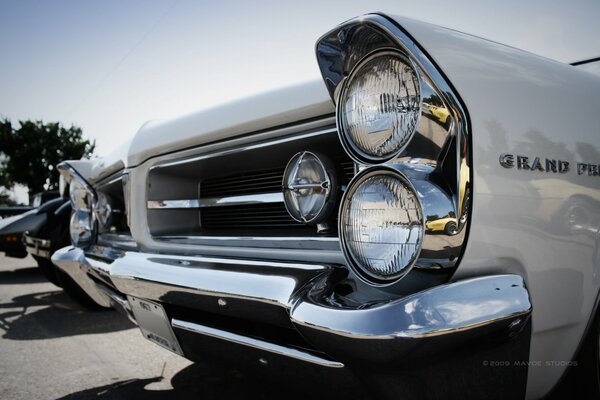 Phares de voiture ancienne avec chrome miroir