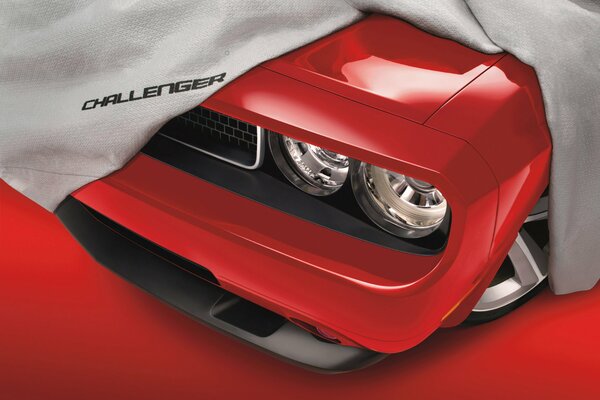 Dodge Challenger Auto mit einer Leinwand bedeckt