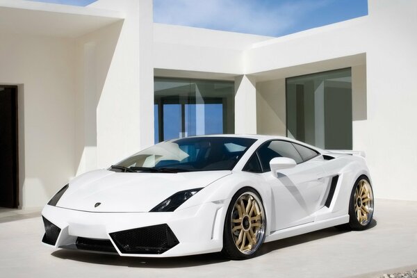 Lamborghini blanc comme neige à la porte de la maison blanche comme neige