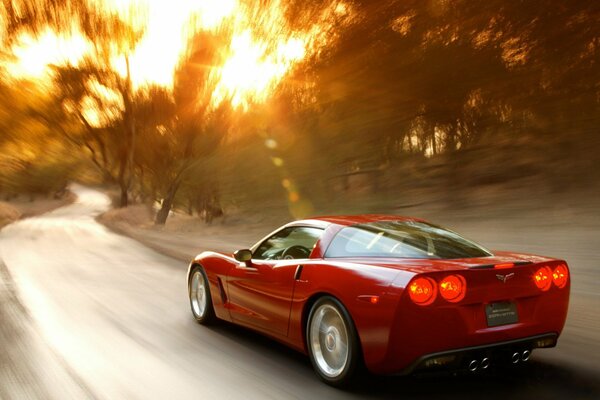 Czerwony chevrolet Corvette jadący po drodze
