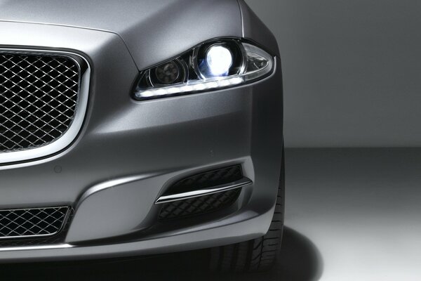 Auto Jaguar grigio faro illuminato