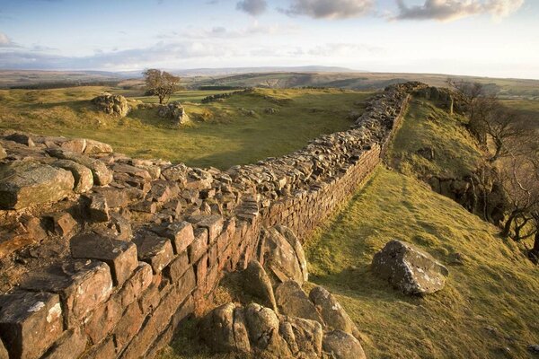 Mur ancien détruit dans un champ au-dessus d une falaise