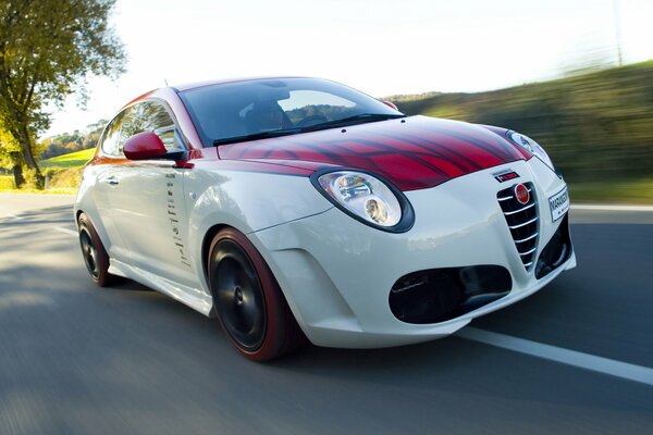 Coche Alfa romeo en la carretera