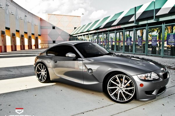 BMW Z4 argent vue latérale sur fond de bâtiments