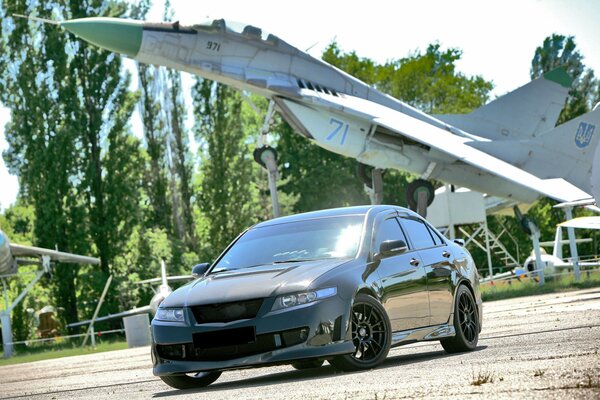 Exhibición de aviones en el fondo de un automóvil negro en movimiento