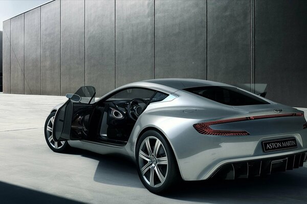 La leggendaria supercar Aston Martin con porta aperta