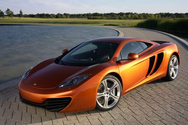 Der orange mclaren steht auf einer Fliese