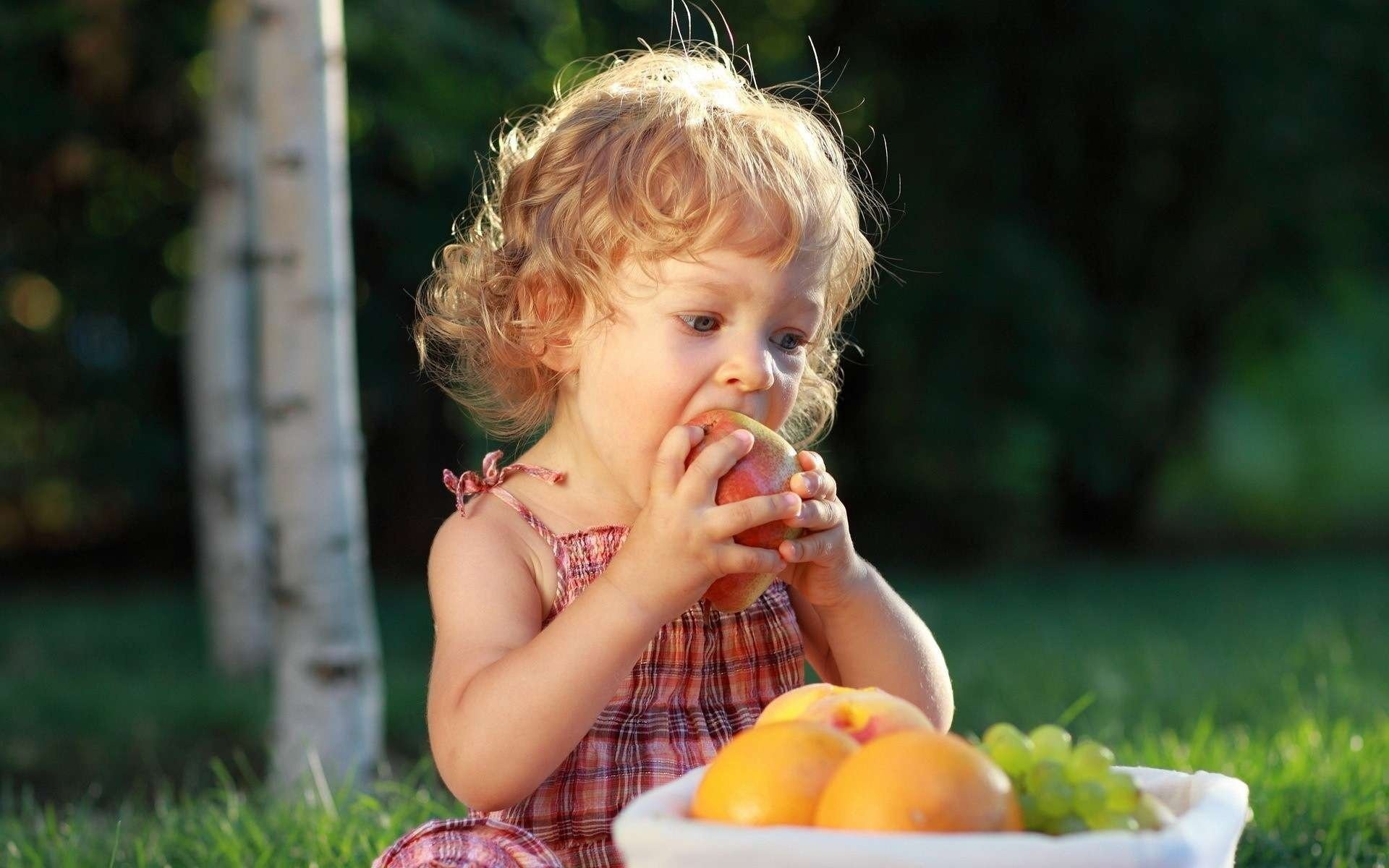 mädchen kind obst