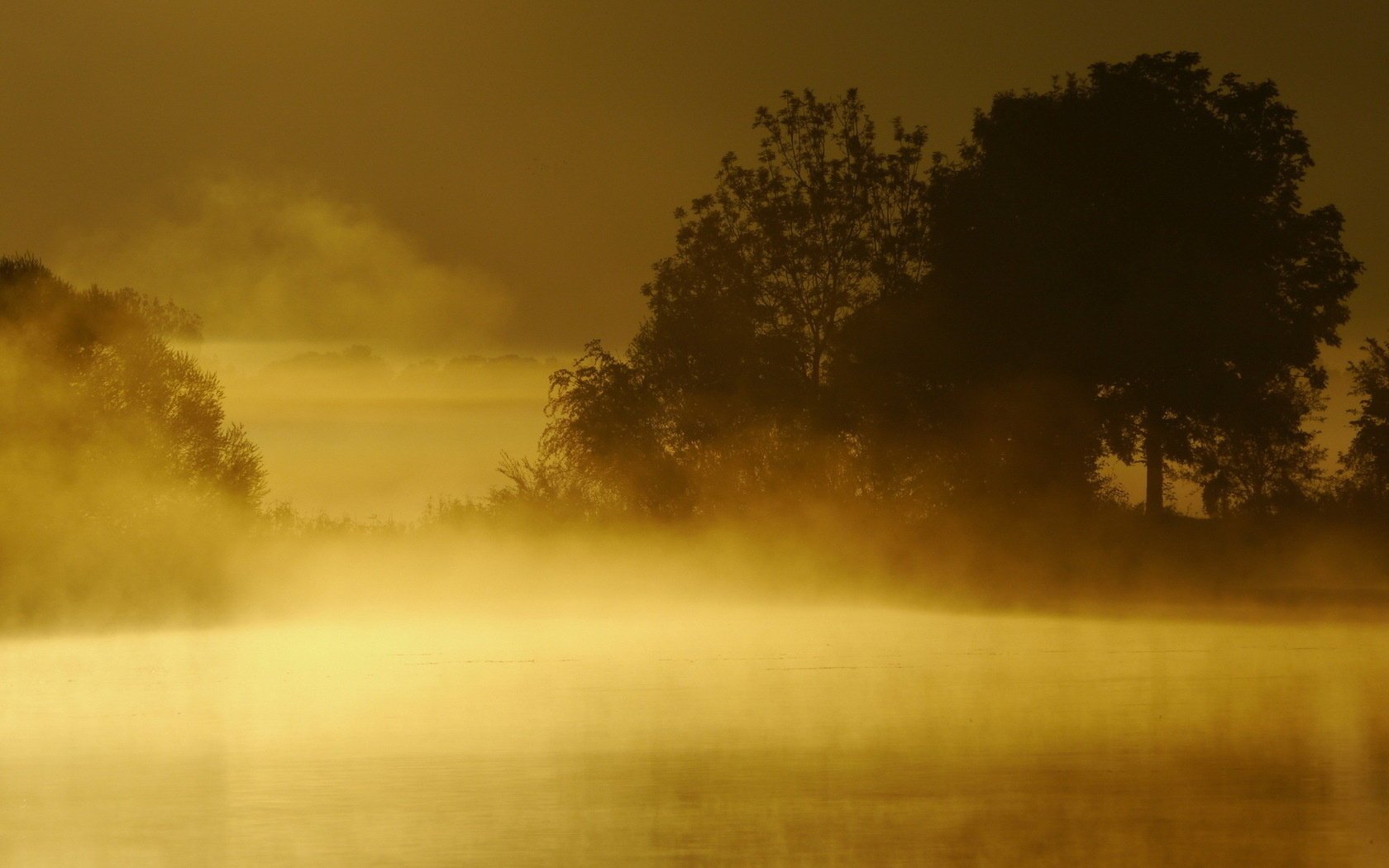 mgła zachód słońca jezioro krajobraz
