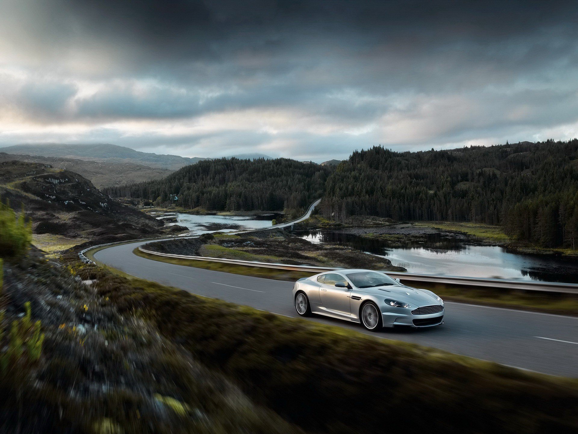 aston martin route forêt