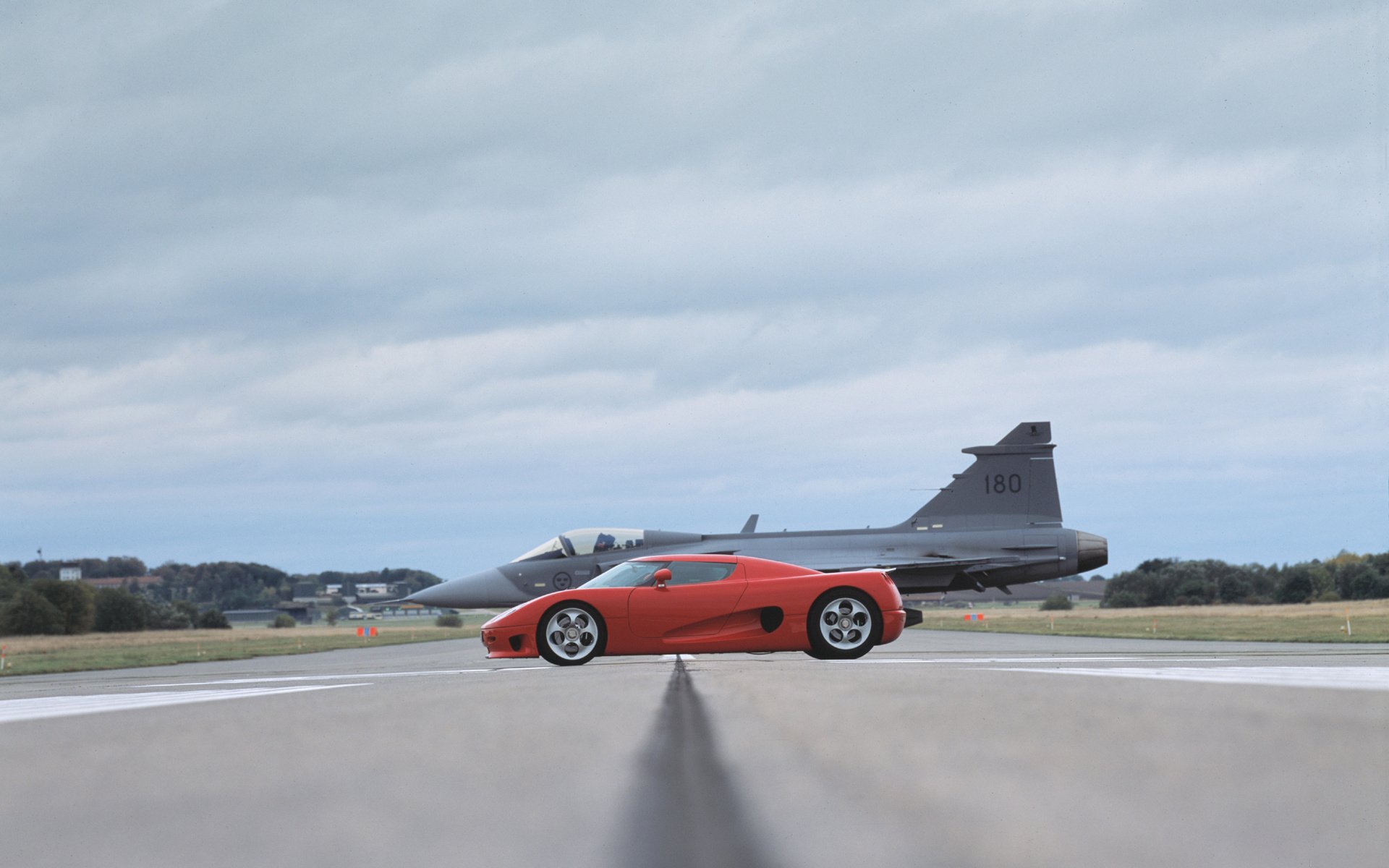 koenigsegg avión rojo