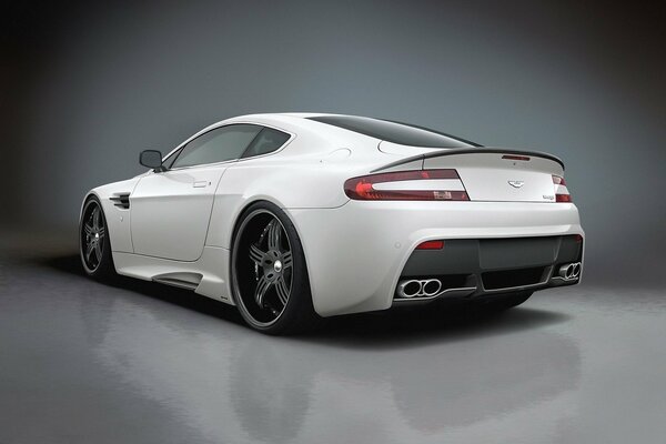 Biały Aston Martin na szarym tle