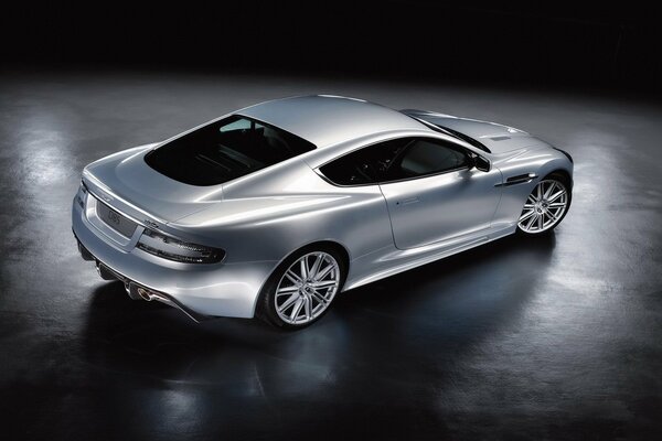 Silbernes Atomauto der englischen Marke Aston Martin