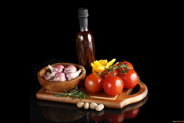 Zutaten für einen Tomaten-Knoblauch-Salat